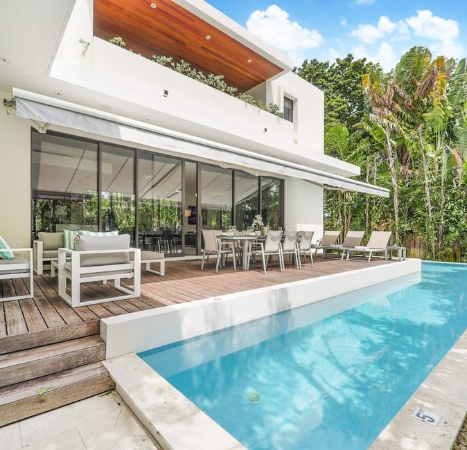 New Modern Villa w/ Pool. Pool table. Gated area — photo 1