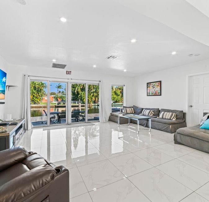 Hollywood Villa on the water - Modern 4 BR w/ dock — photo 1