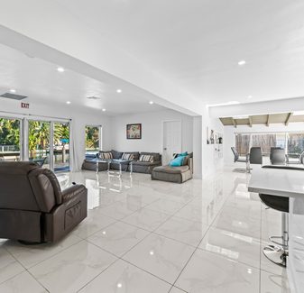 Hollywood Villa on the water - Modern 4 BR w/ dock — photo 3