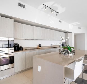 Zen Vacation Rentals, Luxury Ocean Front Penthouse — photo 4