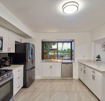 LUXURY NEW LAKEFRONT ???? ESTATE..HEATED POOL AND FIRE PIT IN ?? THE OF MIAMI !!! — photo 2