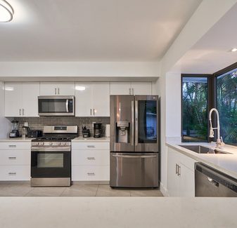 LUXURY NEW LAKEFRONT ???? ESTATE..HEATED POOL AND FIRE PIT IN ?? THE OF MIAMI !!! — photo 3