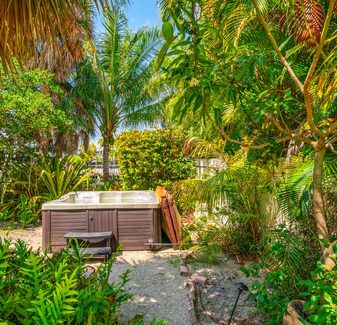 Waterfront Retreat: 7BR Villa with Pool & Jacuzzi — photo 5