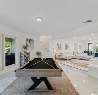 Waterfront Retreat: 7BR Villa with Pool & Jacuzzi — photo 4
