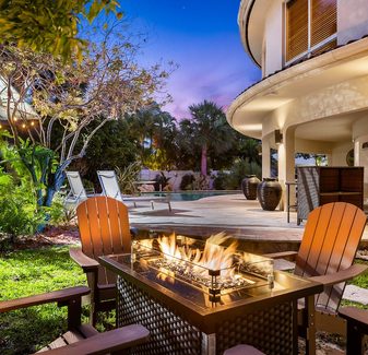 Waterfront Retreat: 7BR Villa with Pool & Jacuzzi — photo 2
