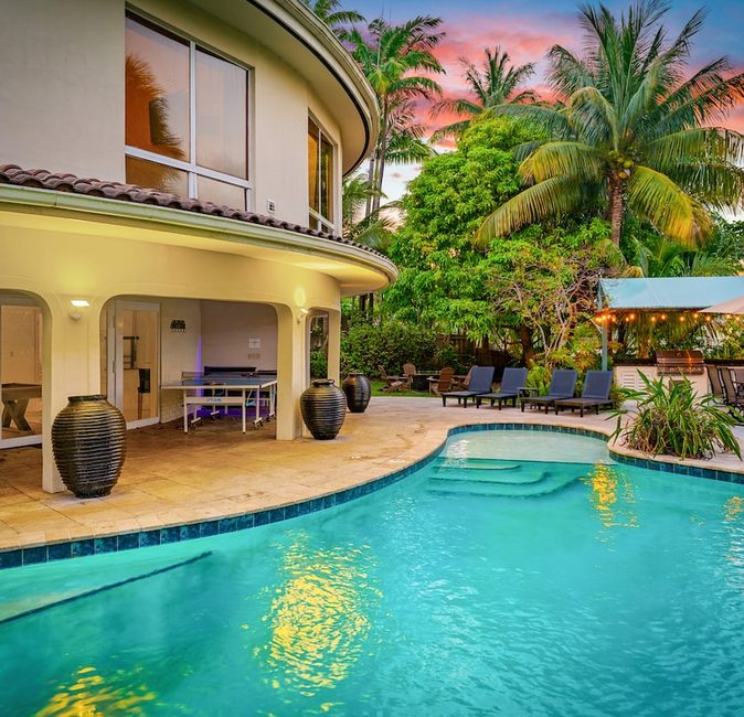 Waterfront Retreat: 7BR Villa with Pool & Jacuzzi — photo 1