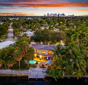 Waterfront Retreat: 7BR Villa with Pool & Jacuzzi — photo 3