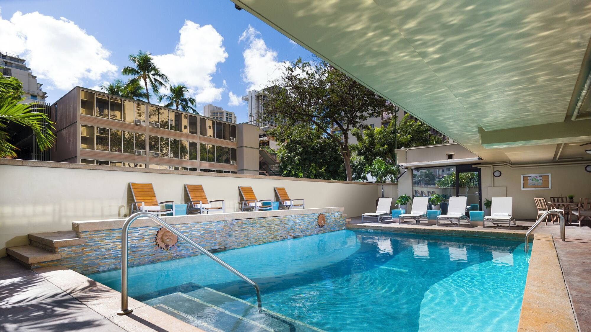 Urbané – Chic Waikiki Dual