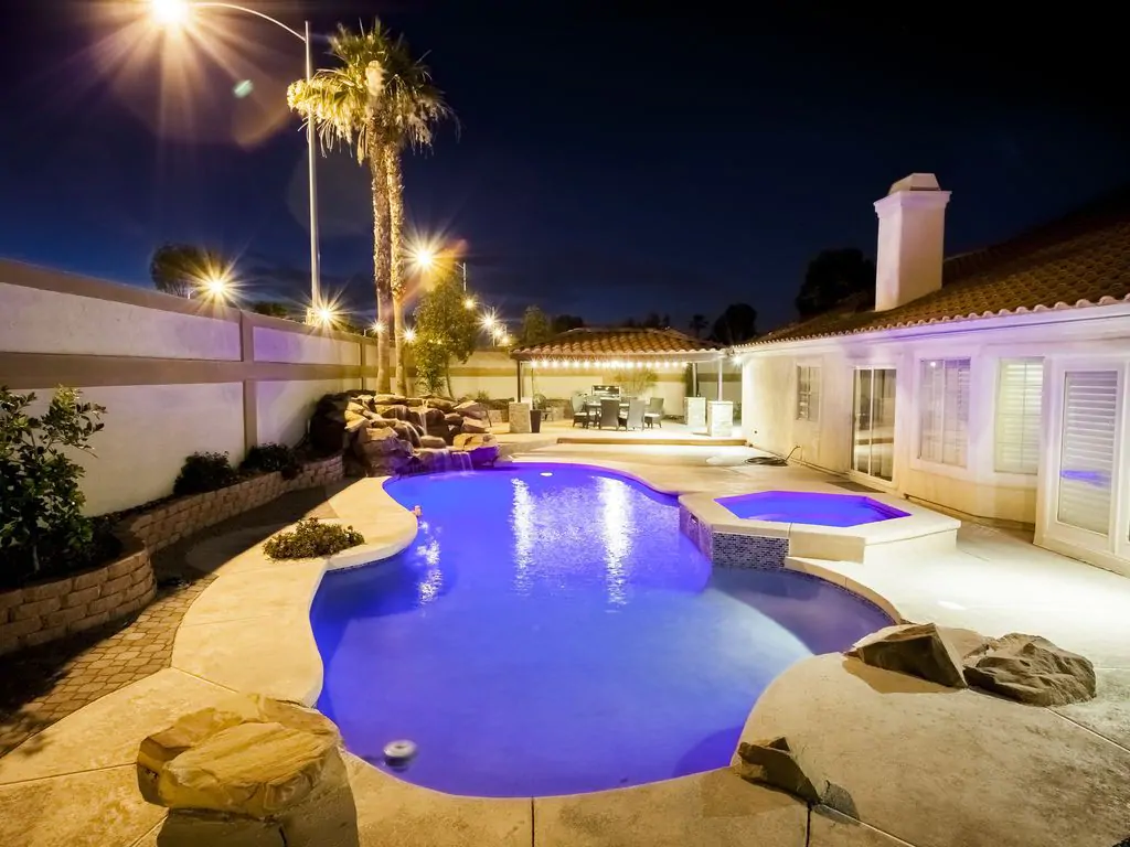 Villa Grand Modern Strip