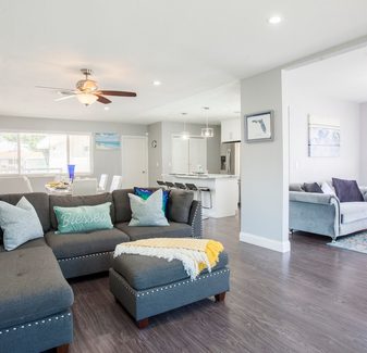 SPACIOUS MODERN POOL HOME W PARKING, BBQ,WIFI 4/3 — photo 2