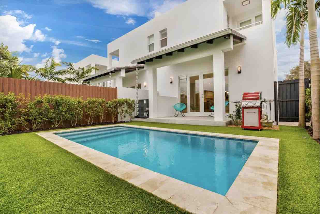 Luxury Townhouse with heated pool by Miracle Mile