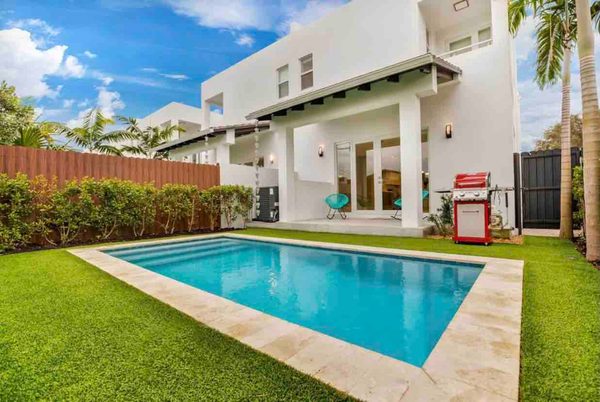 Luxury Townhouse with heated pool by Miracle Mile