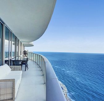 Palace in the sky wall 2 wall Oceanfront Penthouse — photo 4