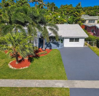 Ocean Breeze 5bd/3bath HEATED POOL 5 MIN to beach! — photo 3