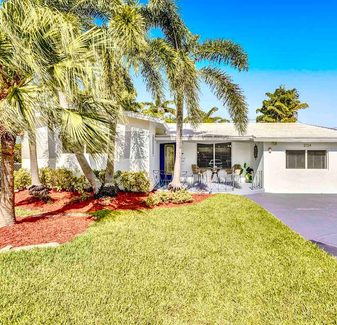 Ocean Breeze 5bd/3bath HEATED POOL 5 MIN to beach! — photo 2