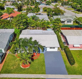 Ocean Breeze 5bd/3bath HEATED POOL 5 MIN to beach! — photo 4