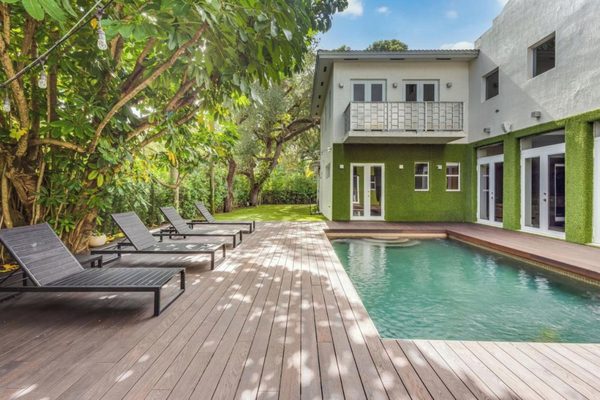 Villa Roxi, A Stylish 5BR Getaway with Pool in Coconut Grove