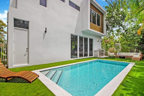 Villa Golden Palm: A Luxurious Miami Oasis