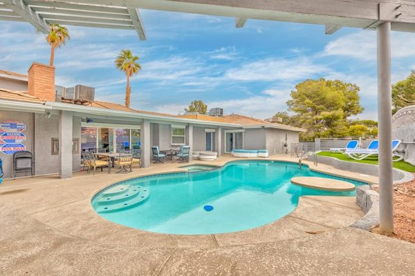 Villa Ellington, Exclusive 11BR Estate with Private Pool