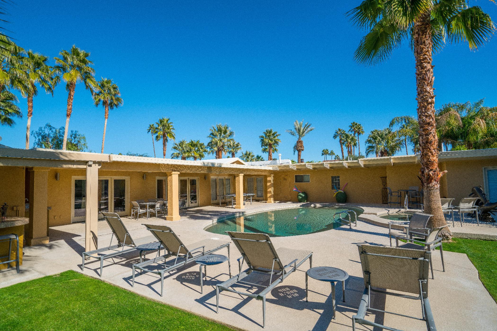 4 BR Mel House - Four-bedroom retreat